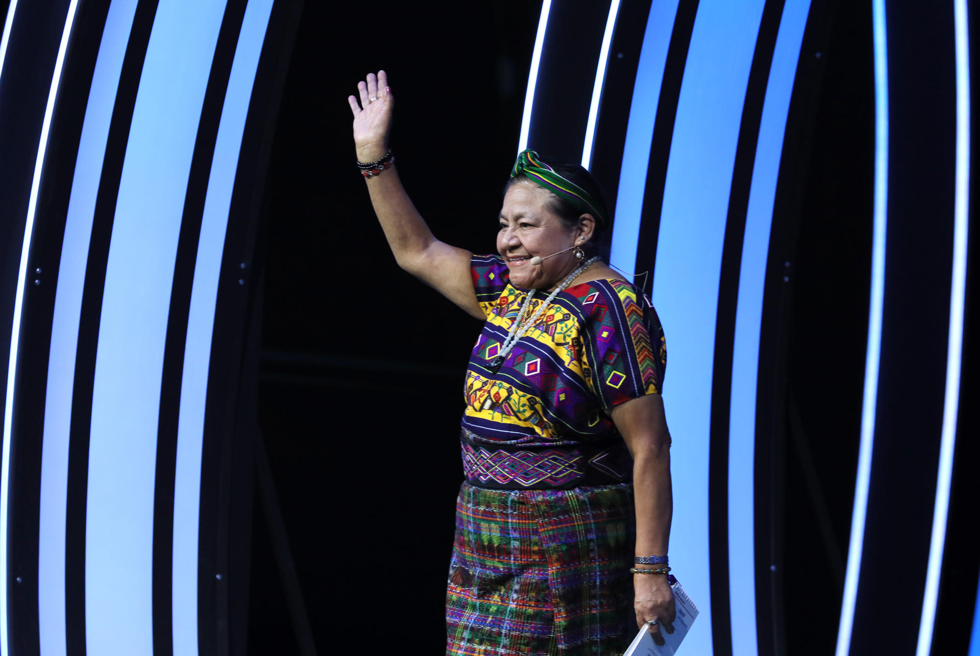La líder indígena y Nobel de la Paz (1992), Rigoberta Menchú, habla durante el evento México Siglo XXI de la fundación Telmex este viernes, en el Auditorio Nacional de la Ciudad de México (México).  EFE/ Mario Guzmán

