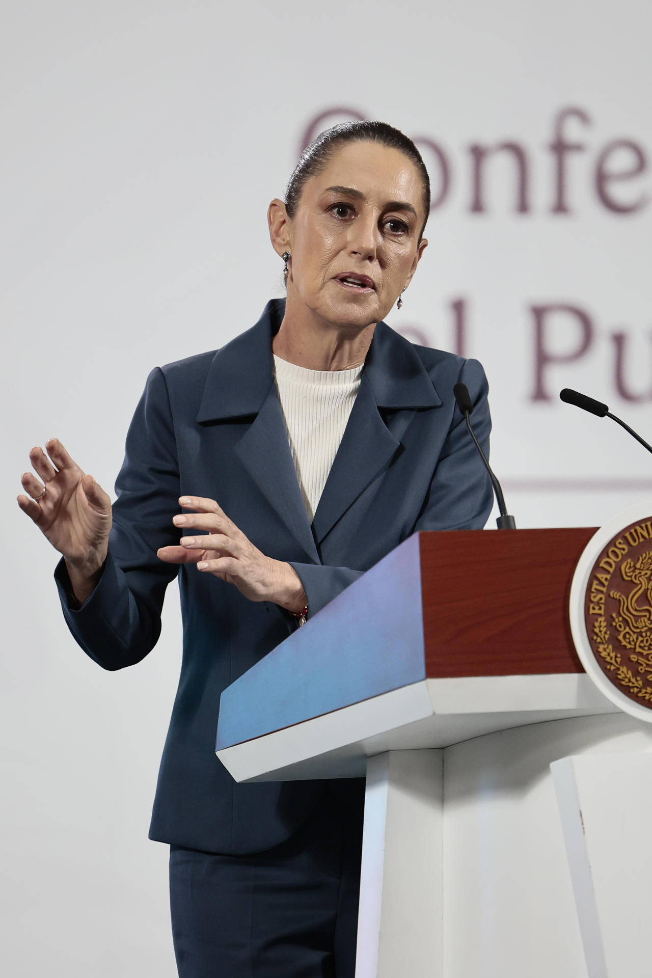 La presidenta de México, Claudia Sheinbaum, participa en una rueda de prensa este miércoles en Palacio Nacional de la Ciudad de México (México). EFE/José Méndez