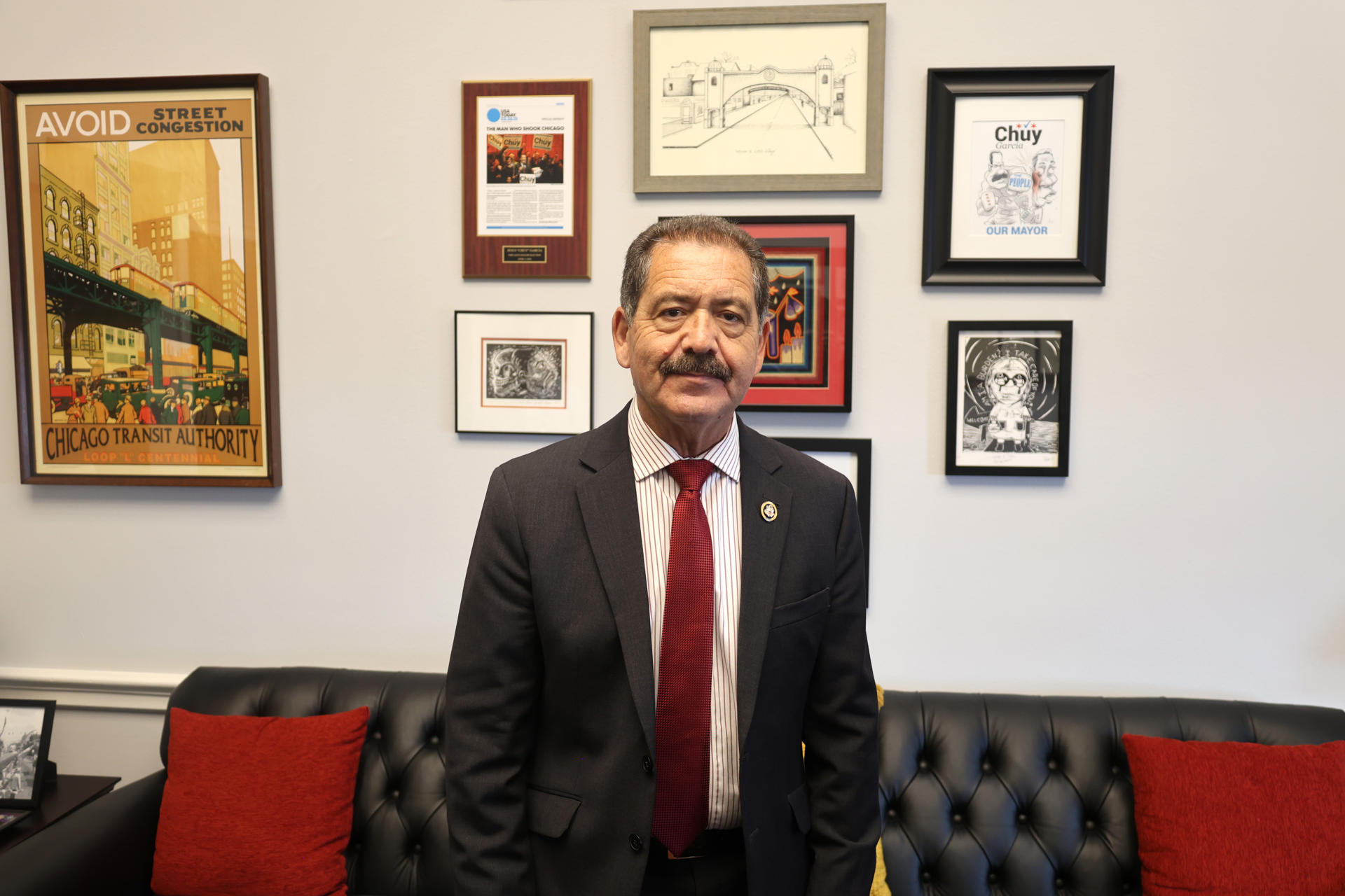 El congresista demócrata de Chicago Jesús 'Chuy' García posa durante una entrevista con EFE este martes, en Washington (Estados Unidos). EFE/ Octavio Guzmán