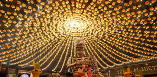 Con calaveras monumentales honran a la muerte en el centro de México