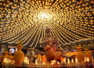 Con calaveras monumentales honran a la muerte en el centro de México