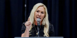 Congresista propone inglés como idioma único frente a la defensa del español de Bad Bunny