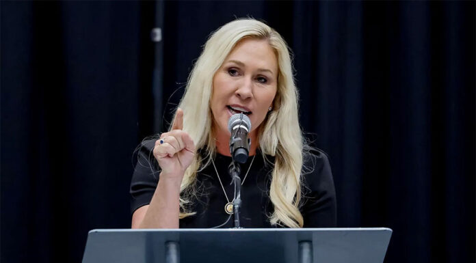 Congresista propone inglés como idioma único frente a la defensa del español de Bad Bunny