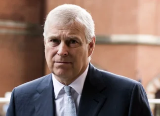 El príncipe Andrés renuncia a sus títulos reales y firma su caída definitiva