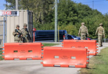 Las tácticas de ICE que atemorizan los suburbios de Chicago: helicópteros y botes de humo