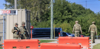 Las tácticas de ICE que atemorizan los suburbios de Chicago: helicópteros y botes de humo