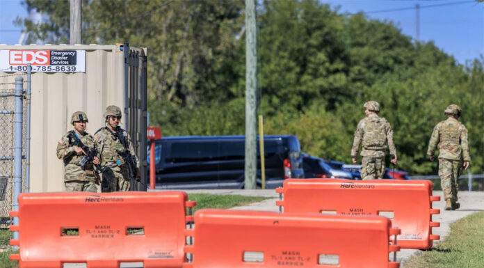 Las tácticas de ICE que atemorizan los suburbios de Chicago: helicópteros y botes de humo