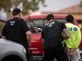 Detenciones de inmigrantes del Gobierno Trump llenan los bolsillos de cárceles privadas