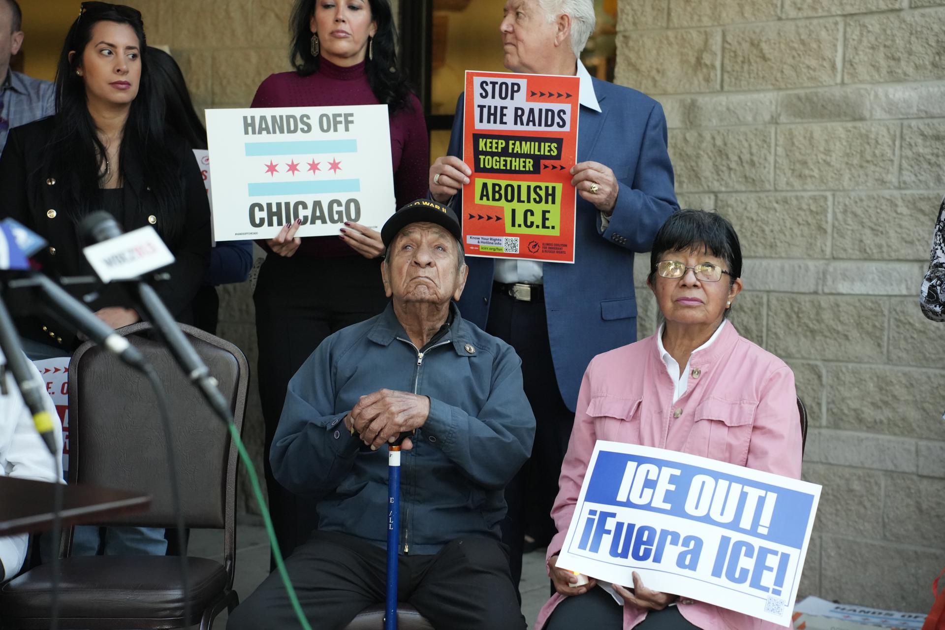 El líder comunitario y veterano de la Segunda Guerra Mundial, Joe Bellman (i), de 100 años de edad, participa en una rueda de prensa este miércoles, en Joliet (EE.UU.). EFE/ Guillermo Azábal
