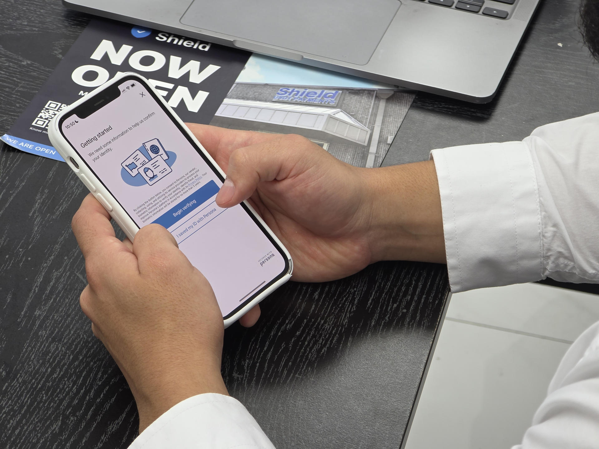 El cofundador de Shield Luis Carchi muestra un celular durante una entrevista con EFE este lunes, en Miami (Estados Unidos). EFE/ Alberto Boal
