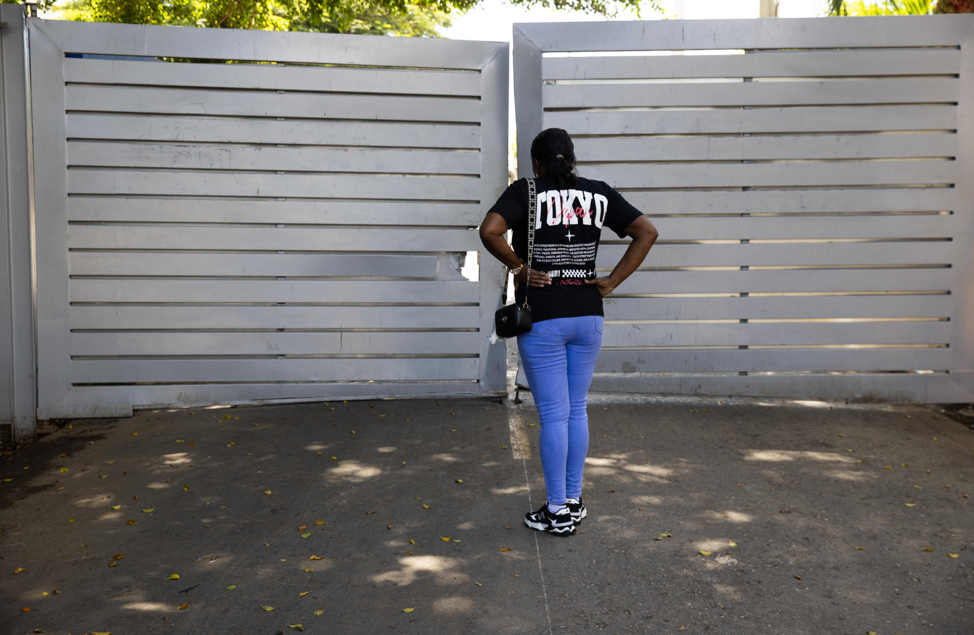 Una mujer haitiana intenta conseguir información sobre un familiar, en el centro de detención de la Dirección General de Migración este miércoles, en Haina (República Dominicana). EFE/ Orlando Barría