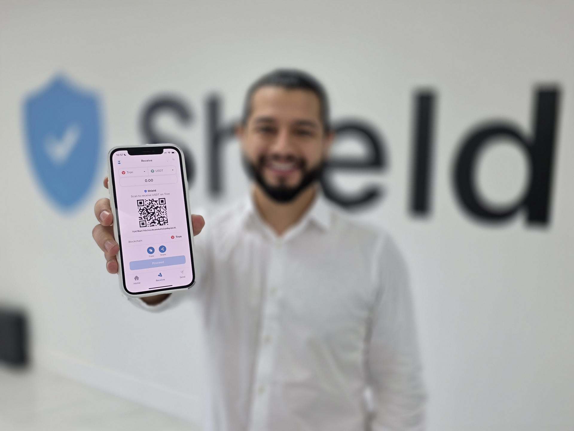 El cofundador de Shield Luis Carchi muestra un celular durante una entrevista con EFE este lunes, en Miami (Estados Unidos). EFE/ Alberto Boal
