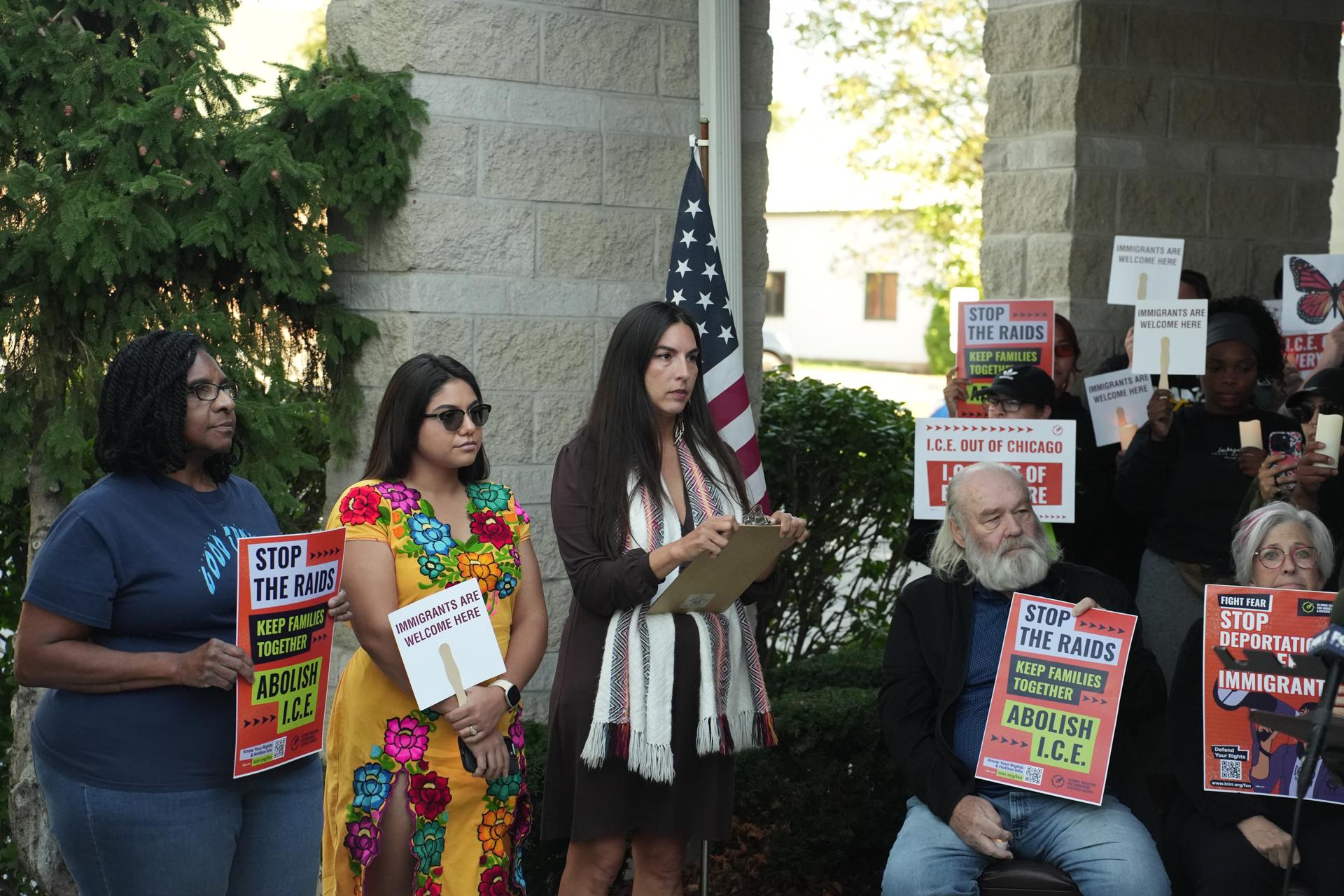 Defensores comunitarios de la Red de Respuesta Rápida del Condado de Will, funcionarios electos y líderes comunitarios, participan de una rueda de prensa este miércoles, en Joliet (EE.UU.). EFE/ Guillermo Azábal
