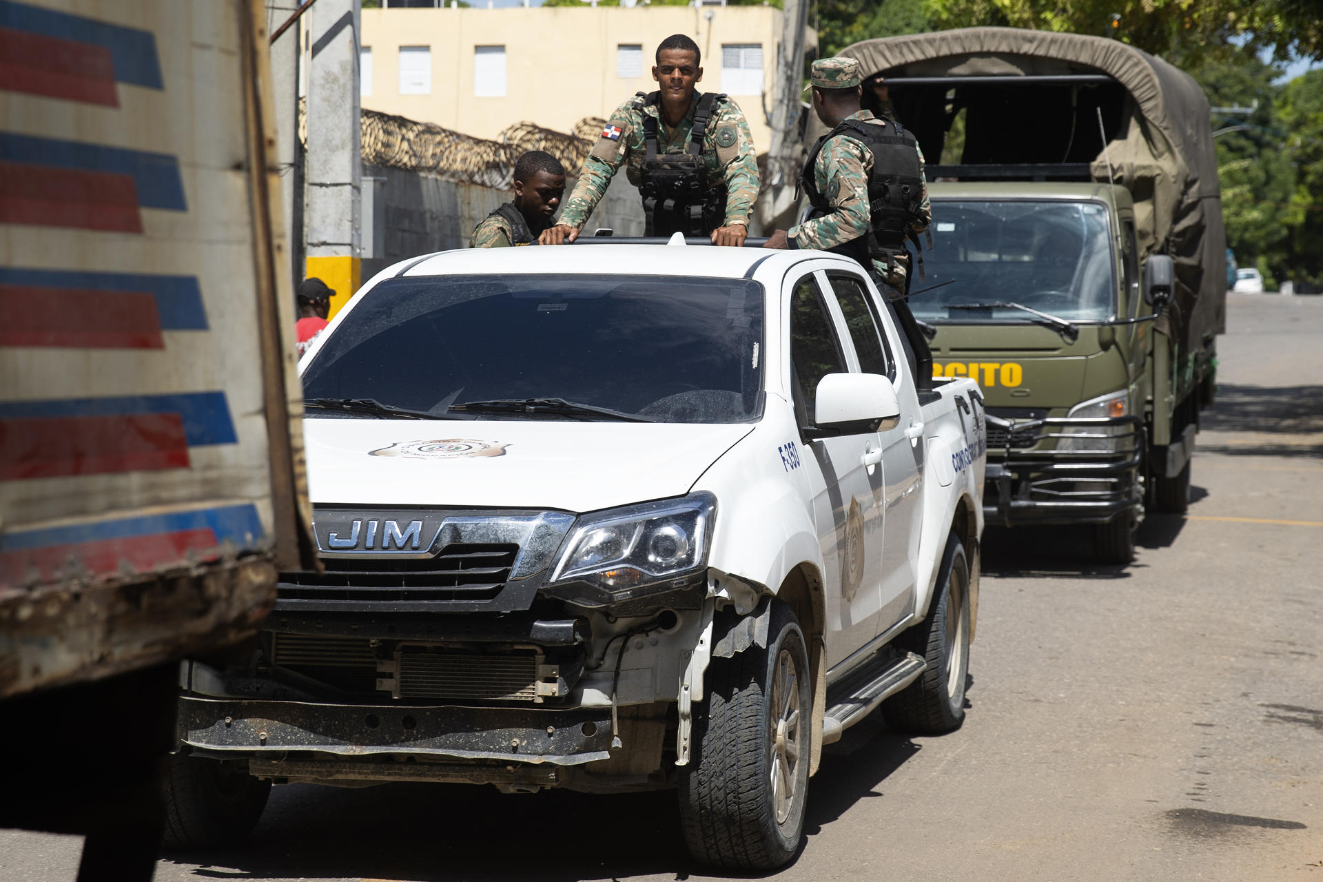 Un camión de deportación con detenidos, ingresa al centro de detención de la Dirección General de Migración este miércoles, en Haina (República Dominicana). EFE/ Orlando Barría