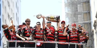 Miles de cariocas enloquecen al recibir al campeón Flamengo en Río de Janeiro