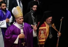 El papa lamenta «el uso de la religión para justificar las guerras», en misa en Estambul