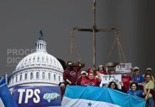 Hondureños con TPS siguen luchando solos; Corte decide su futuro este martes