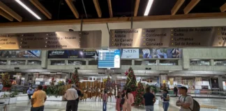 Venezuela cumple y revoca la concesión de varias aerolíneas, mientras EEUU sube la presión