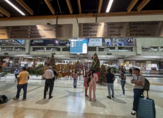 Venezuela cumple y revoca la concesión de varias aerolíneas, mientras EEUU sube la presión