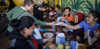 Las sillas vacías en la mesa de Acción de Gracias de familias migrantes en EEUU