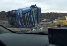 Una mujer muere y 7 personas resultan heridas al volcar camión con migrantes en Macedonia