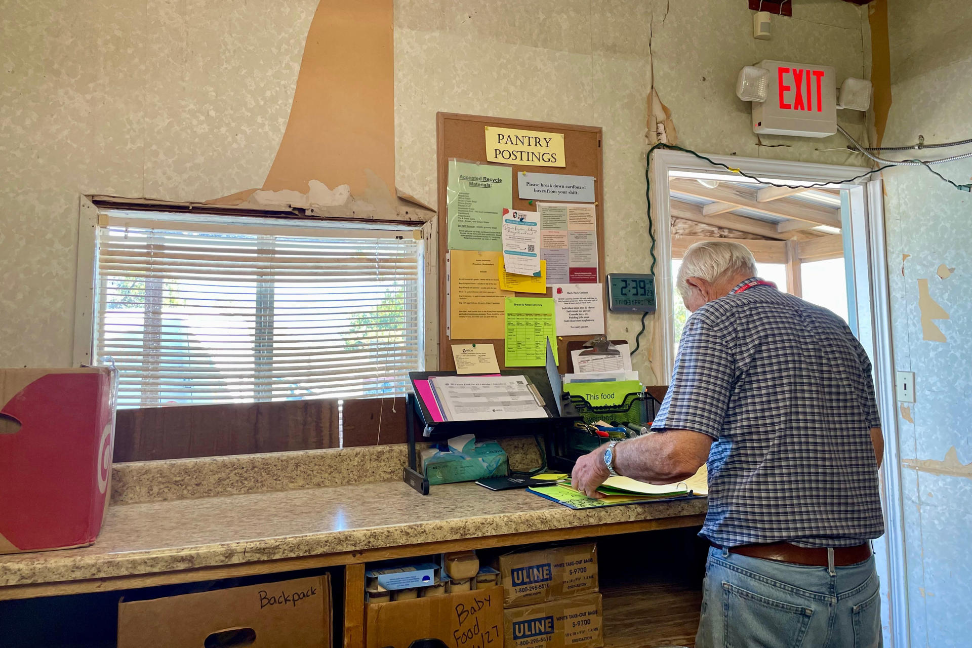 Un hombre revisa documentos este viernes, en Austin (Estados Unidos). EFE/ Alejandra Arredondo
