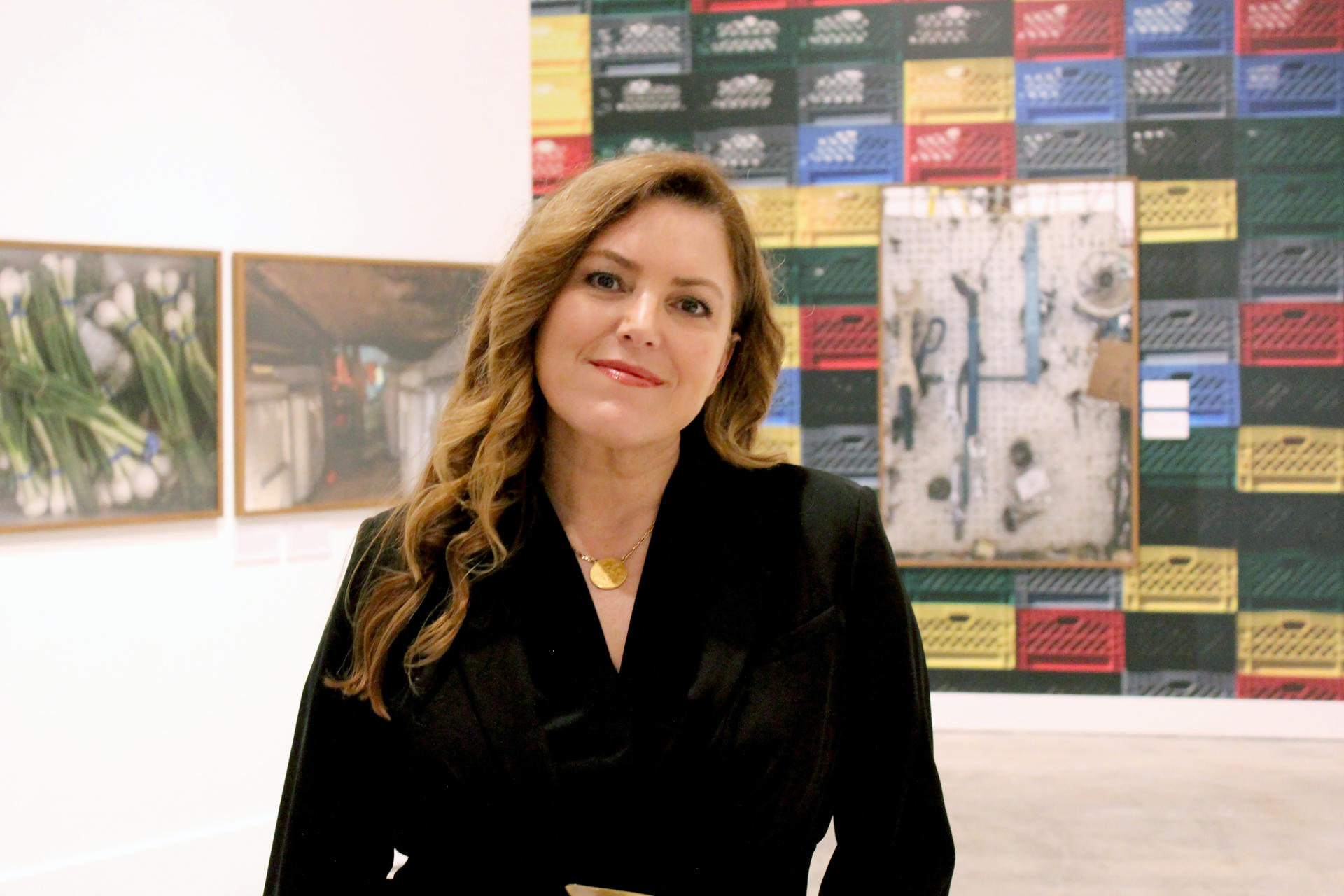 Fotografía del 18 de noviembre de 2025 de la directora ejecutiva del HistoryMiami Museum, Natalia Crujeiras, posando durante una entrevista con EFE, en la exposición 'Belonging in Transit' (Pertenencia en tránsito) en el HistoryMiami Museum, en Miami, Florida (EE.UU). EFE/ Pedro Pablo Cortés
