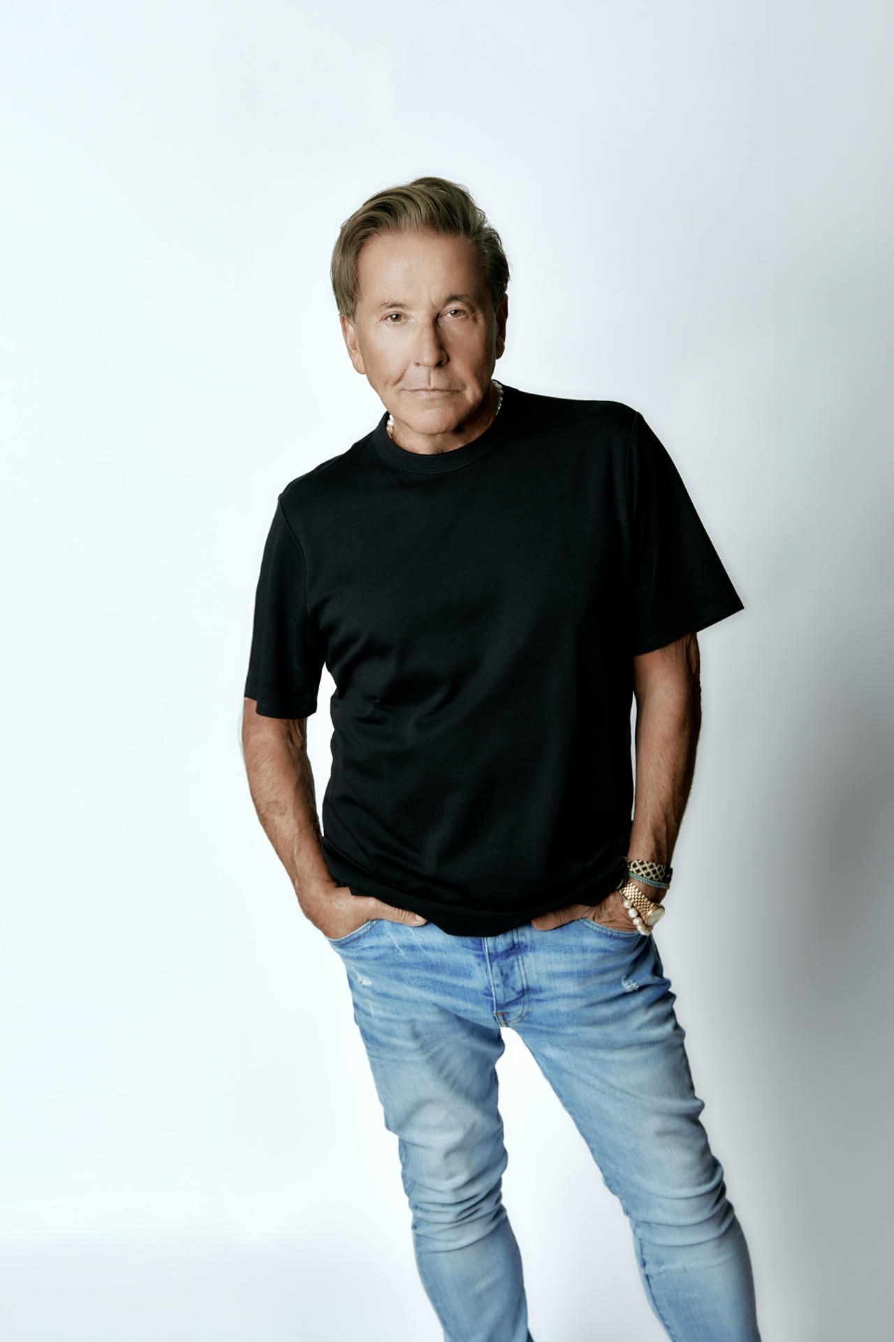 Fotografía cedida por Fenix Entertainment en la que aparece el cantautor venezolano-argentino Ricardo Montaner quien anunció su regreso a los escenarios con la gira 'El último regreso World Tour 2026', que comenzará el 21 de febrero en Buenos Aires y recorrerá más de veinte ciudades de América y Europa. EFE/ Fenix Entertainment /SOLO USO EDITORIAL /NO VENTAS /SOLO DISPONIBLE PARA ILUSTRAR LA NOTICIA QUE ACOMPAÑA /CRÉDITO OBLIGATORIO
