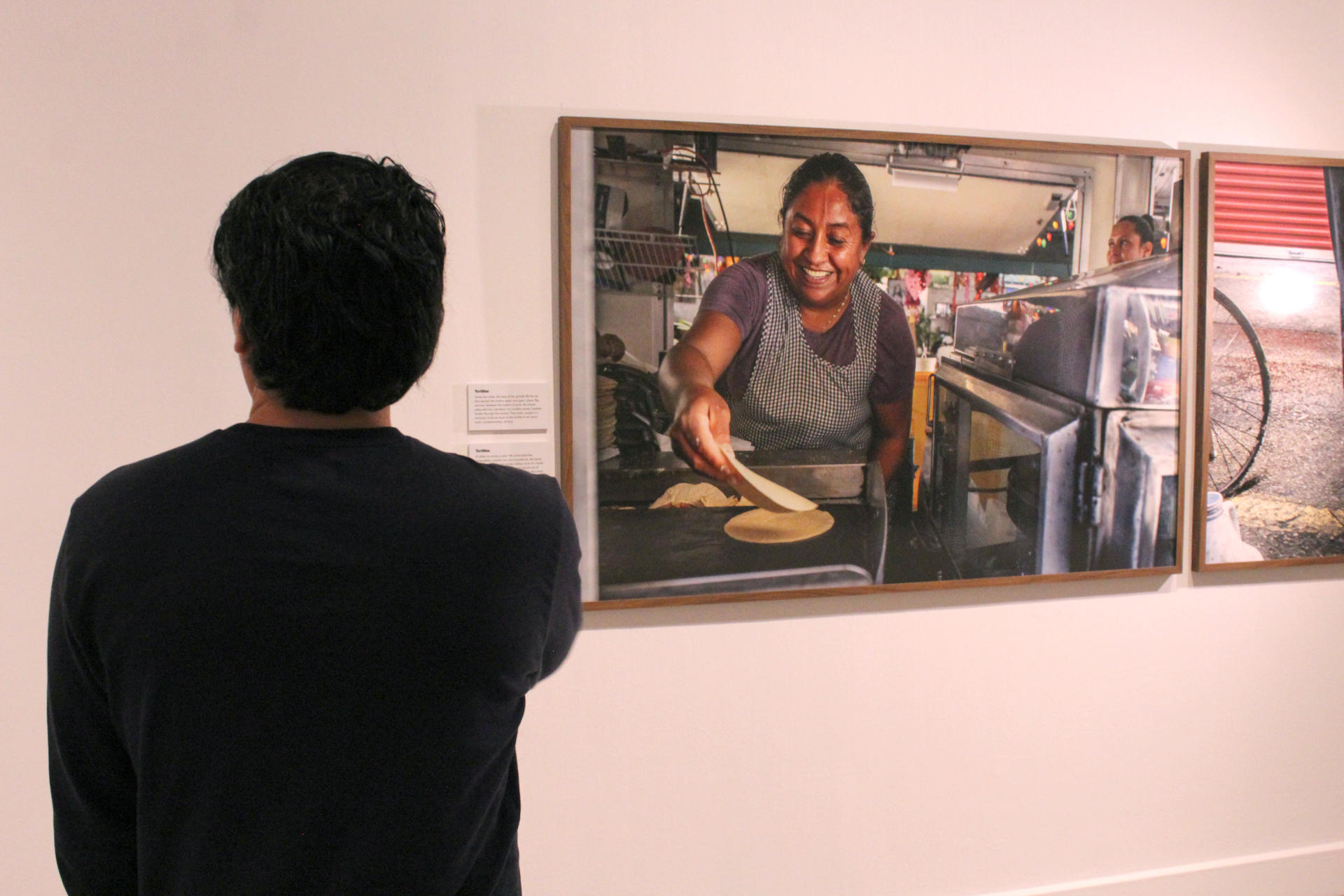 Fotografía del 18 de noviembre de 2025 del fotógrafo venezolano, Carlos Muñoz, observando la imagen titulada 'Tortillas' durante una entrevista con EFE en su exposición 'Belonging in Transit' (Pertenencia en tránsito) en el HistoryMiami Museum, en Miami, Florida (EE.UU). EFE/ Pedro Pablo Cortés
