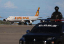 Aterriza en Venezuela vuelo de migrantes desde EE.UU. entre tensiones por espacio aéreo