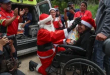 El Santa Claus de Guatemala no defrauda con sus regalos para niños de escasos recursos