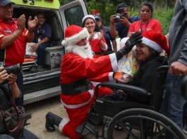El Santa Claus de Guatemala no defrauda con sus regalos para niños de escasos recursos