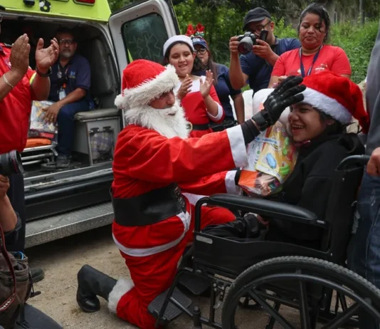 El Santa Claus de Guatemala no defrauda con sus regalos para niños de escasos recursos