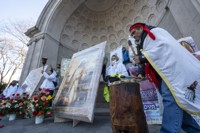 Mexicanos en Nueva York desafían el frío y al ICE para honrar a la Virgen de Guadalupe