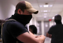 Los Ángeles avanza prohibición de usar máscaras para todos los agentes policiales y de ICE