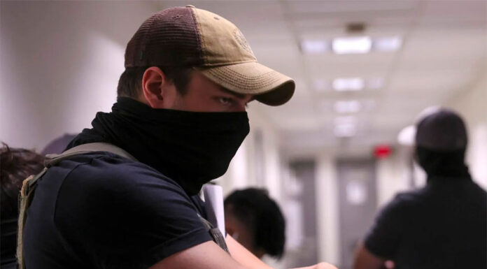 Los Ángeles avanza prohibición de usar máscaras para todos los agentes policiales y de ICE