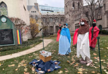 Un pesebre ‘custodiado’ por ICE y con un Niño Jesús esposado desata polémica en Chicago