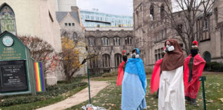 Un pesebre ‘custodiado’ por ICE y con un Niño Jesús esposado desata polémica en Chicago