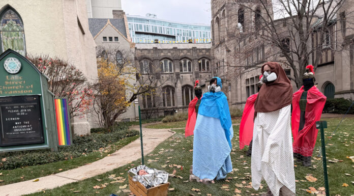 Un pesebre ‘custodiado’ por ICE y con un Niño Jesús esposado desata polémica en Chicago