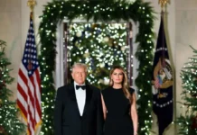 Serios, vestidos de negro y entre luces navideñas: la postal de Navidad de los Trump