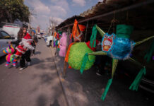 El alza de precios golpea al centenario arte de las piñatas navideñas en México
