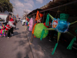 El alza de precios golpea al centenario arte de las piñatas navideñas en México