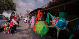 El alza de precios golpea al centenario arte de las piñatas navideñas en México