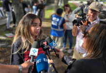 Activistas honran el Día del Migrante con una vigilia frente a centro de ICE en Florida