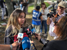Activistas honran el Día del Migrante con una vigilia frente a centro de ICE en Florida