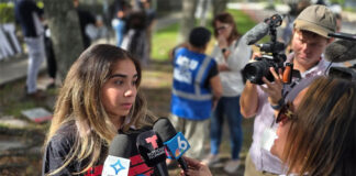Activistas honran el Día del Migrante con una vigilia frente a centro de ICE en Florida