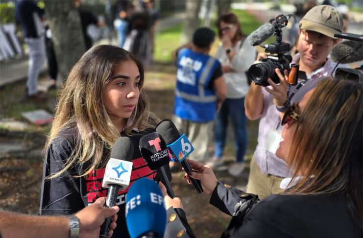 Activistas honran el Día del Migrante con una vigilia frente a centro de ICE en Florida