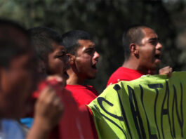 Estudiantes exigen al Gobierno mexicano dar respuesta a padres de alumnos de Ayotzinapa