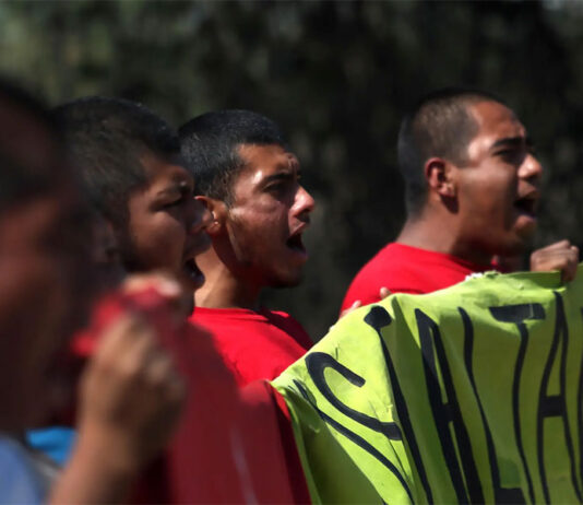 Estudiantes exigen al Gobierno mexicano dar respuesta a padres de alumnos de Ayotzinapa