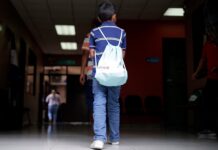 Denuncian que niños migrantes de tres años acuden solos ante jueces migratorios en Arizona